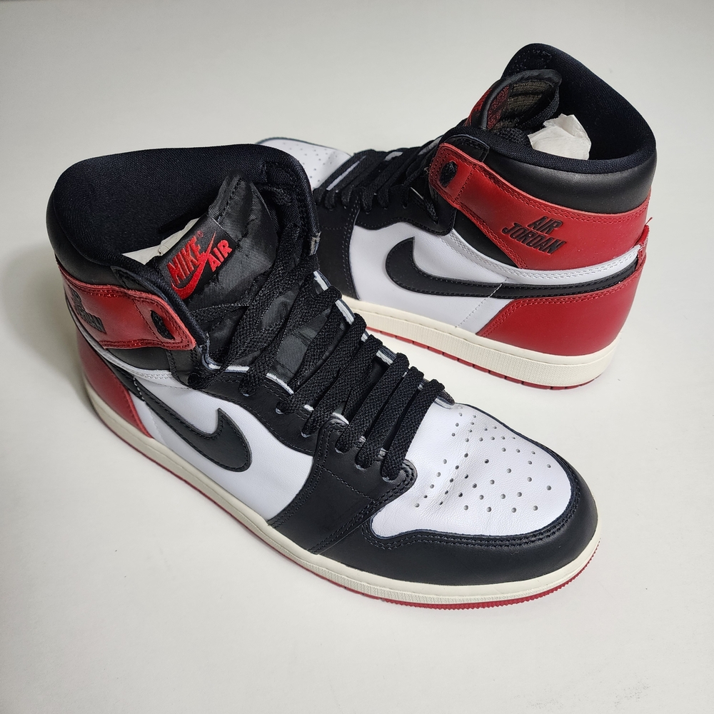 Air Jordan 1 Retro OG "Black Toe" High Reimagined Men's Size 9.5 CIB Excellent